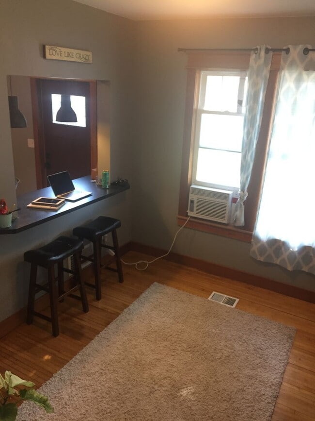 Building Photo - 1414 1/2 Jefferson Street - Available June! - Income Restricted Unit