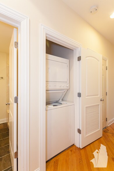 Building Photo - 3829 N Southport Ave