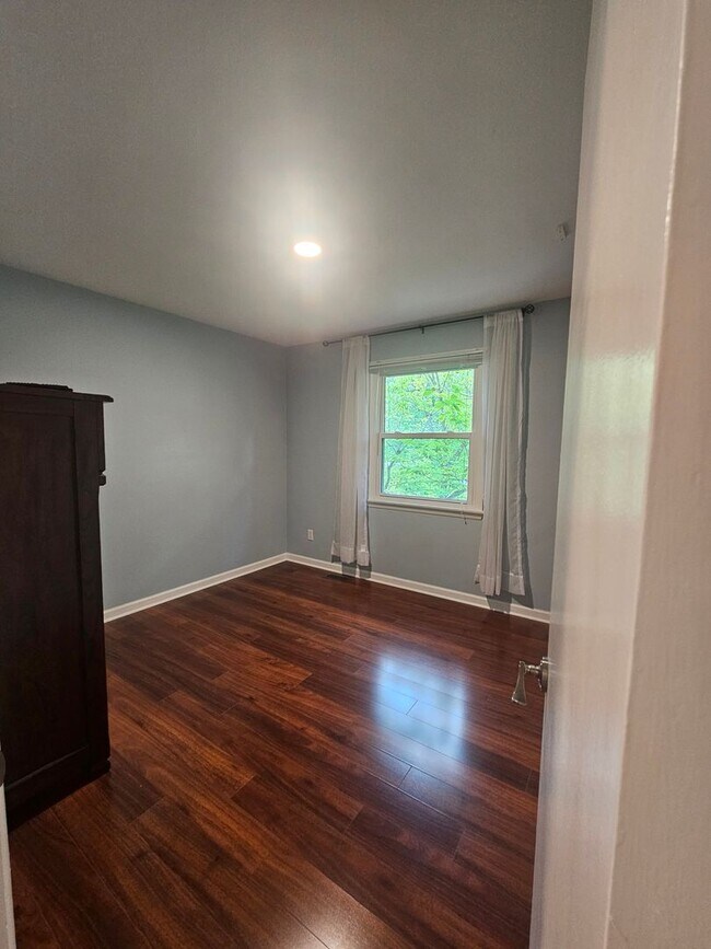 Building Photo - 400 Spring Lea Dr
