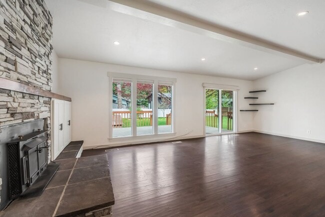 Building Photo - Emerald Estates 4 bed 2 bath with fenced yard