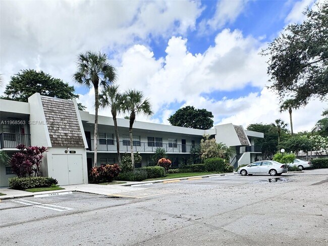 Building Photo - 901 W Cypress Ln