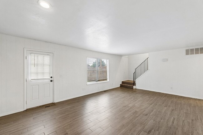 Building Photo - 3 bedroom 2.5 bath - NW Highway and Rockwell