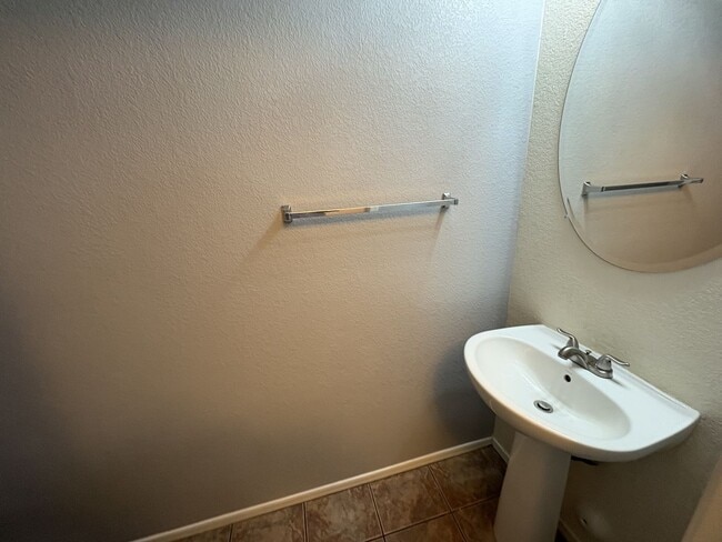 Building Photo - Convenient Location Three bedroom 2.5 baths 2 car garage