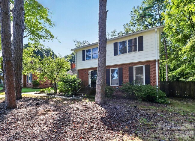 Building Photo - 2438 Knickerbocker Dr