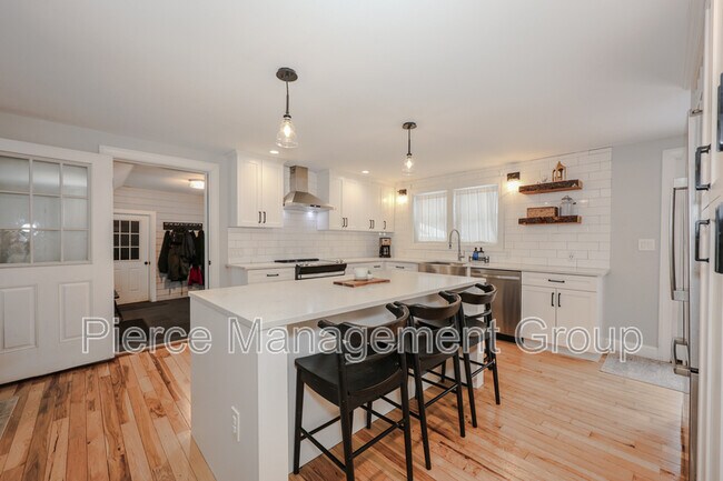 Building Photo - 395 Critchett Rd