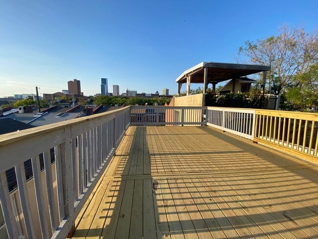 Building Photo - 220 E Cross St