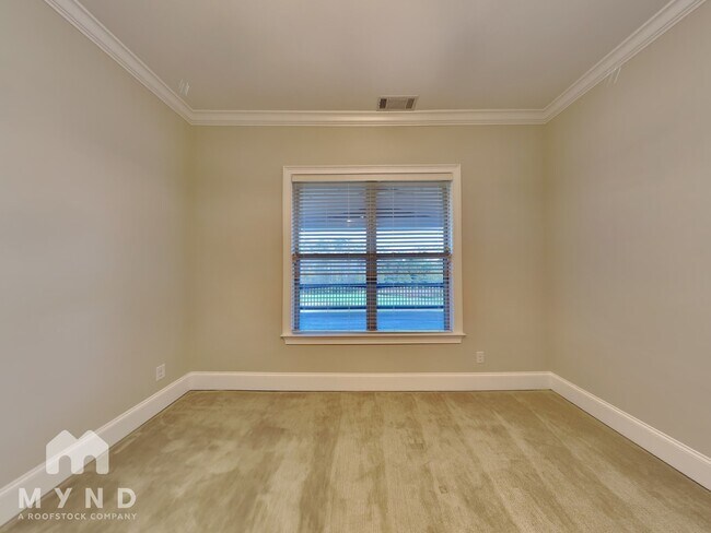 Building Photo - 2995 Manorview Ln