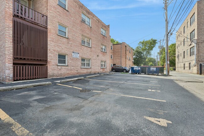 Building Photo - 1540 W Chase Ave