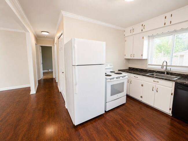 Building Photo - Cozy 2BD/1BA house in Wolverine Lake with hardwood floors