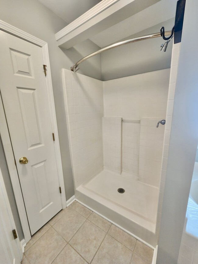 Building Photo - Spacious 3 bedroom with an outside oasis -...