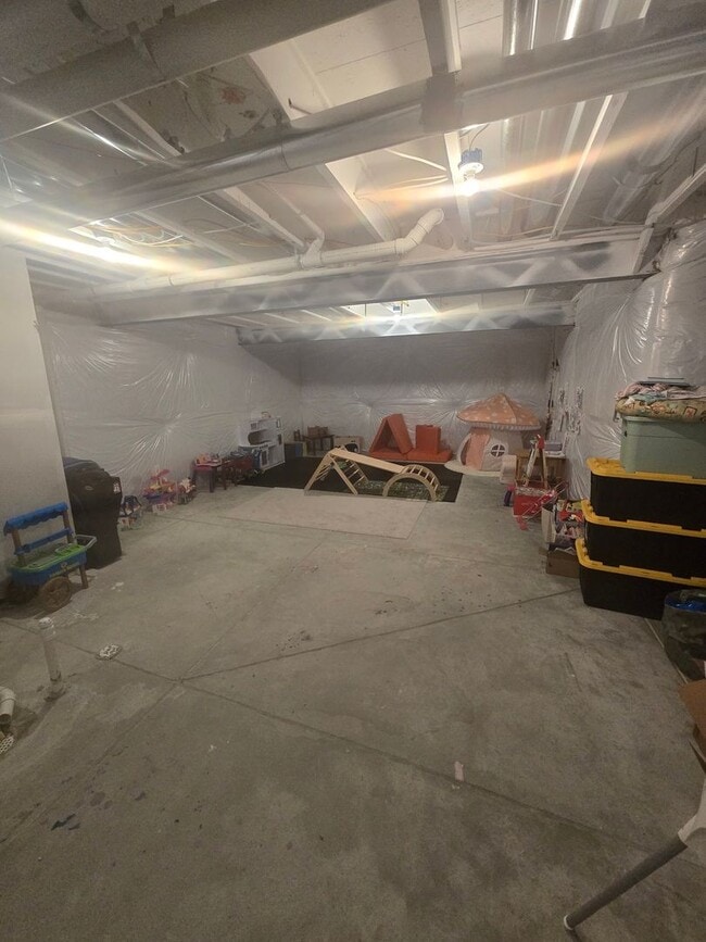 Building Photo - Spacious 4B/3B Available Early April!