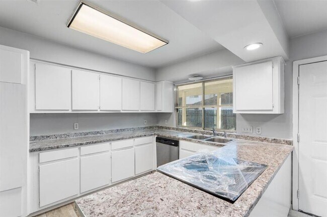 Building Photo - 3710 Fernview Dr