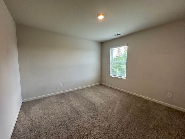 Building Photo - Spacious Like New 5 Bedroom 3 Bath Home in...