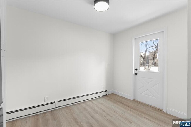 Building Photo - 676 Chestnut St