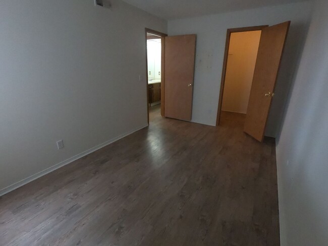 Building Photo - Ground floor condo, feels like home!