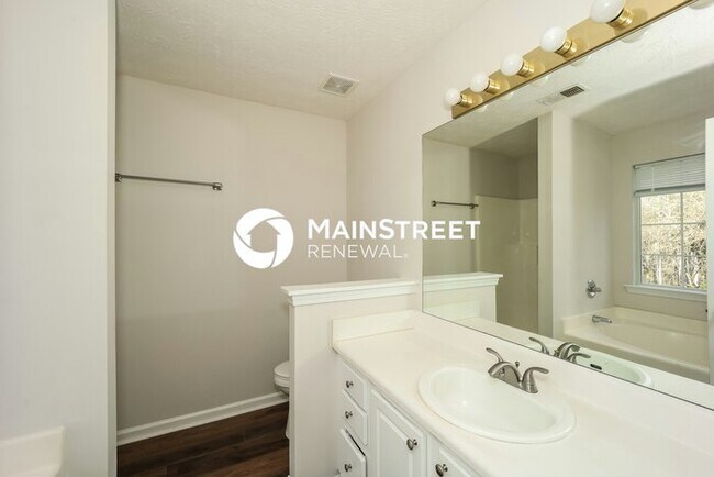 Building Photo - 3 Bedroom Pet-Friendly Home in Hampton, GA with Main Street Renewal