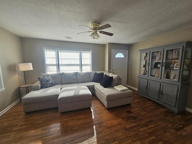 Building Photo - 504 Baker St