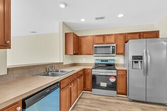 Building Photo - Easy, Modern Comfort in a Prime Charleston Location!
