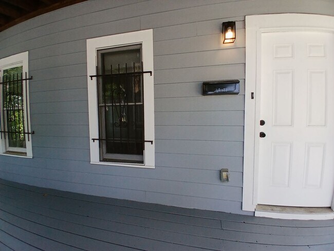 Building Photo - Amazing 3 Bedroom 2.5 Bath! Intown Living at a Price Below Market Off Street Parking