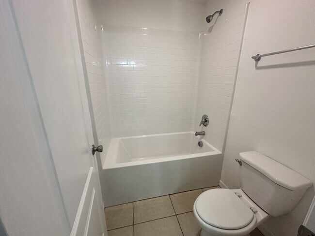 Building Photo - "Beautifully Maintained 3-Bed Townhouse with 2.5 Baths in Lakeland - Spacious 1,676 Sq. Ft.!"