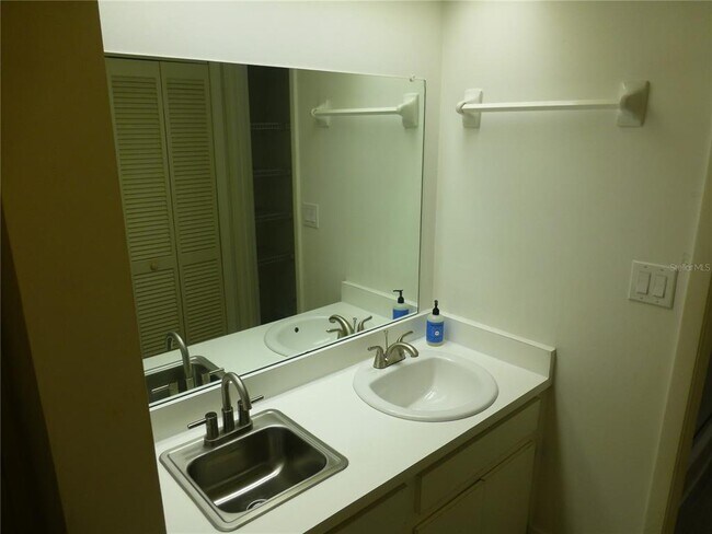 Building Photo - 60 Iris Pl