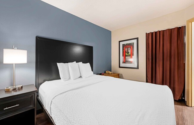 Building Photo - Furnished Studio-Cincinnati - Blue Ash -Re...