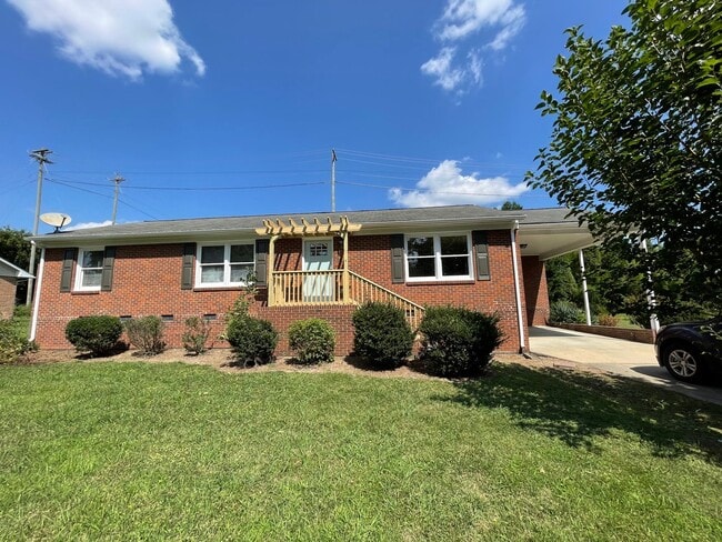 Building Photo - 204 Brushwood Rd