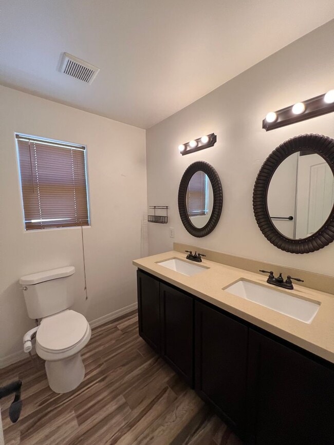 Building Photo - 4 BEDROOM POOL & SOLAR HOME