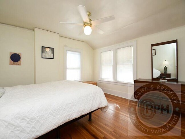 Building Photo - Discover 3-bedroom, 2.5-bath home in Omaha, NE