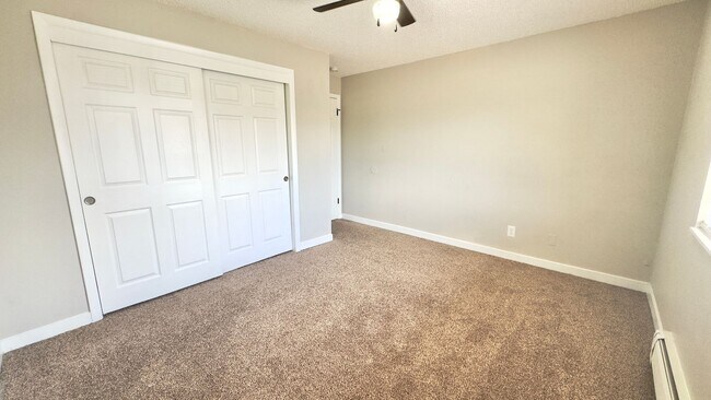 Building Photo - 2915 Straus Ln