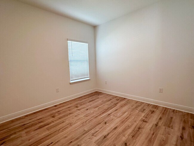 Building Photo - Single story 4 bedroom 2 bath home in Pres...