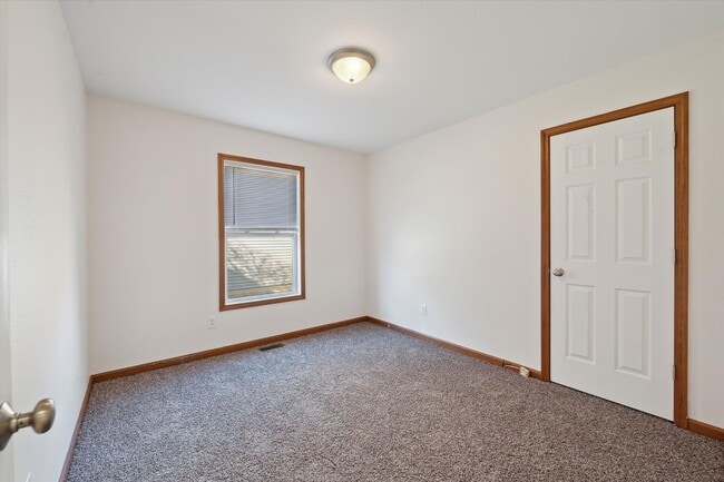 Building Photo - Large 3 Bed 2 Bath ranch for rent