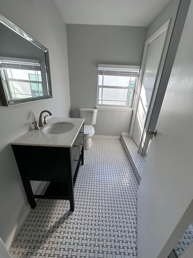Building Photo - 5 bedroom, 2 bath, detached bonus room w/b...