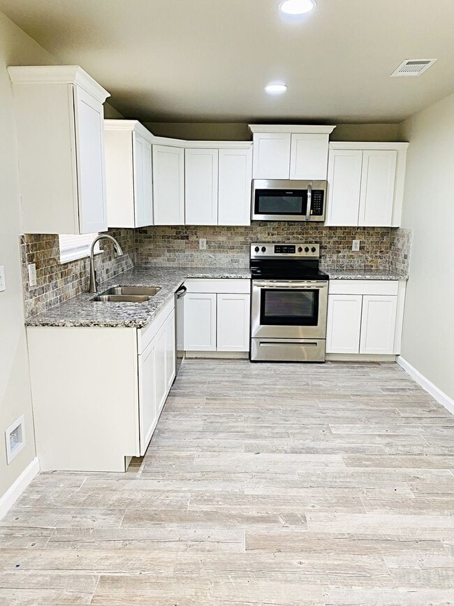 Building Photo - 165 Fir Ln