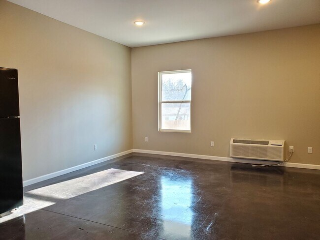 Building Photo - 2 bed, 1.5 bath Townhouse