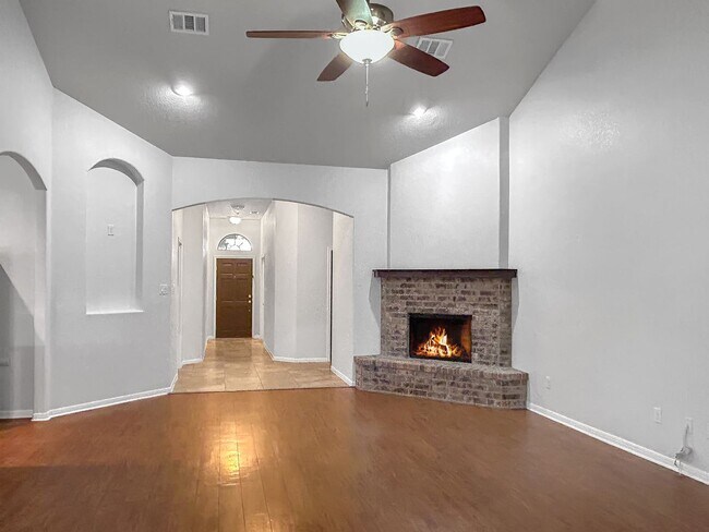 Building Photo - Spacious and Stylish in Schertz!