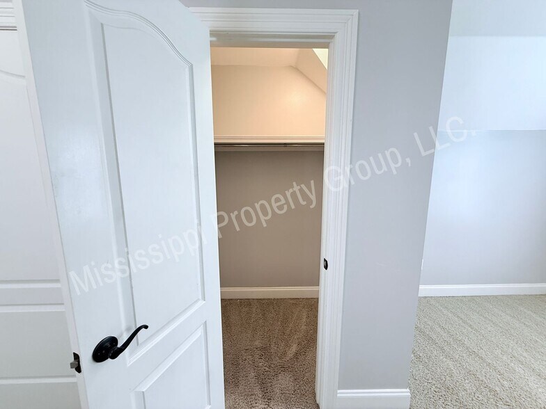 Building Photo - 135 Fallsgrove Dr