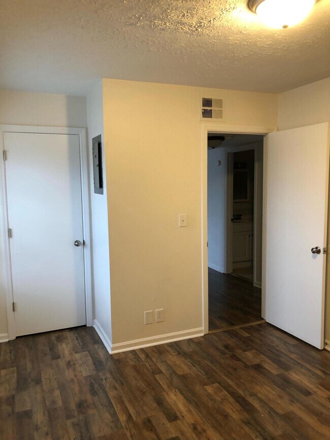 Building Photo - 904 Plaza Dr