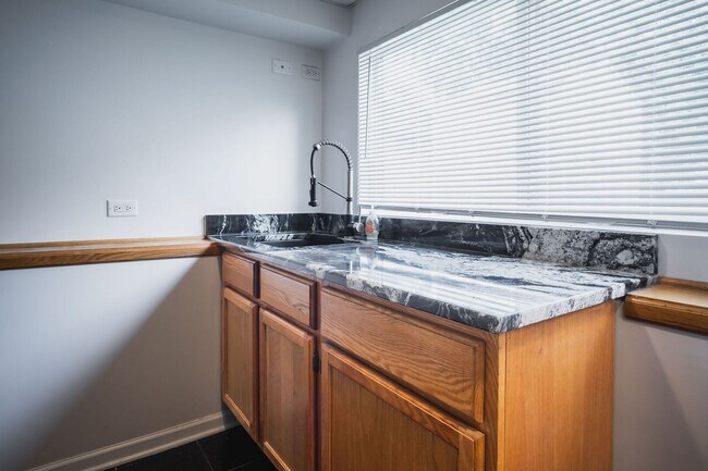 Building Photo - 4320 Bayview Dr