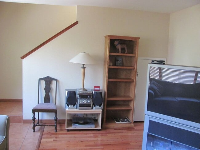 Building Photo - King Courts Condo! Backs to the Park! Bloc...