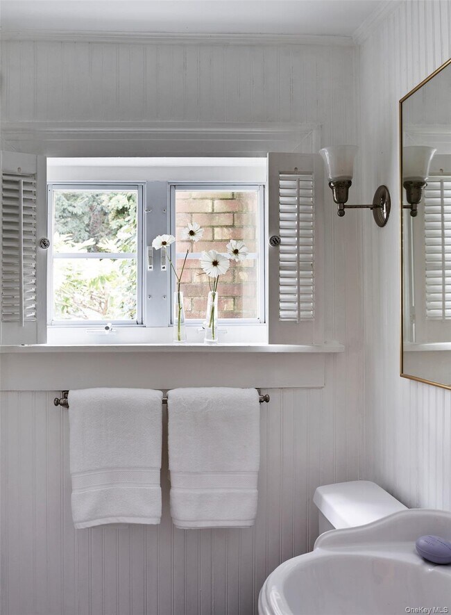 Building Photo - 11 Sutton Rd