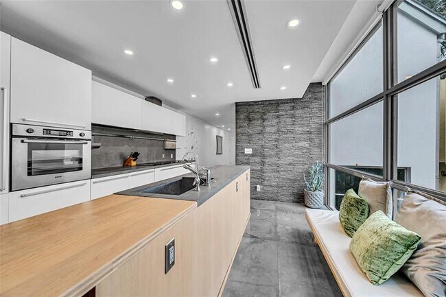 Building Photo - 1511 NE 4th Pl