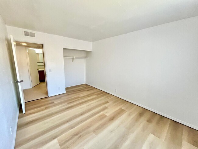 Building Photo - 2BD/2BTH with Central A/C, Private Patio, ...