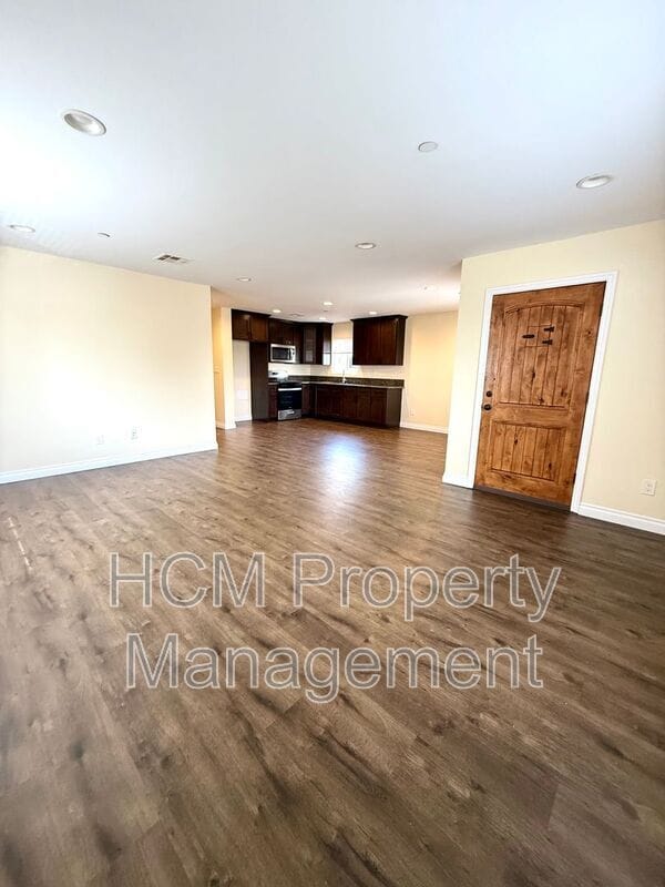 Building Photo - 645 E 78th St