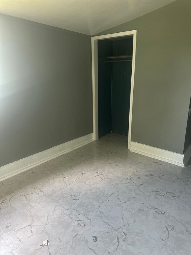 Building Photo - 1 bedroom, 1 bathroom Home Available in Br...