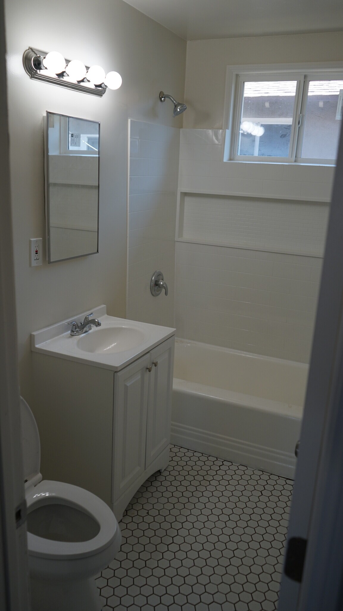 bath - 9628 Broadway