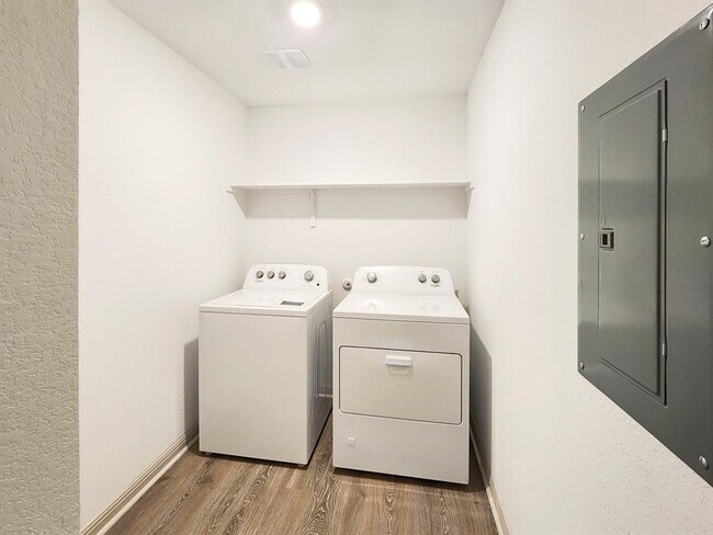 Building Photo - 120 Sweetwater Crk Ln