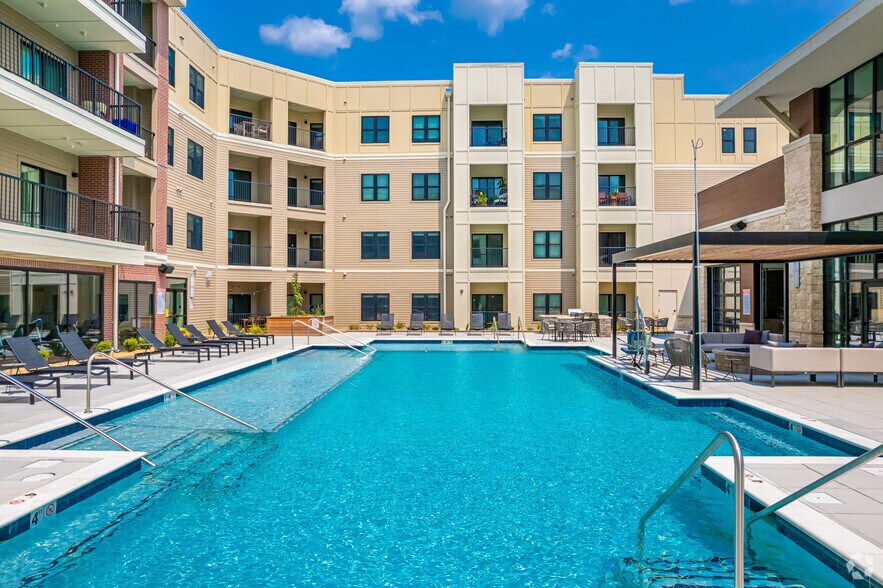 Century West Pryor 940 NW Pryor Rd Lees Summit MO 64081 Apartment