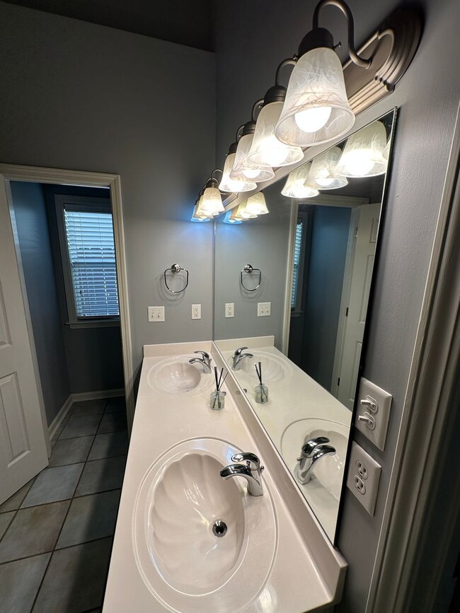 Building Photo - Move In Ready! Newly Refinished Floors! Upgraded Fixtures!