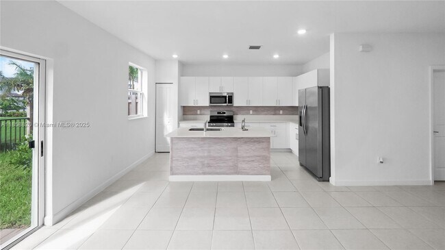 Building Photo - 5534 NW 27th Pl